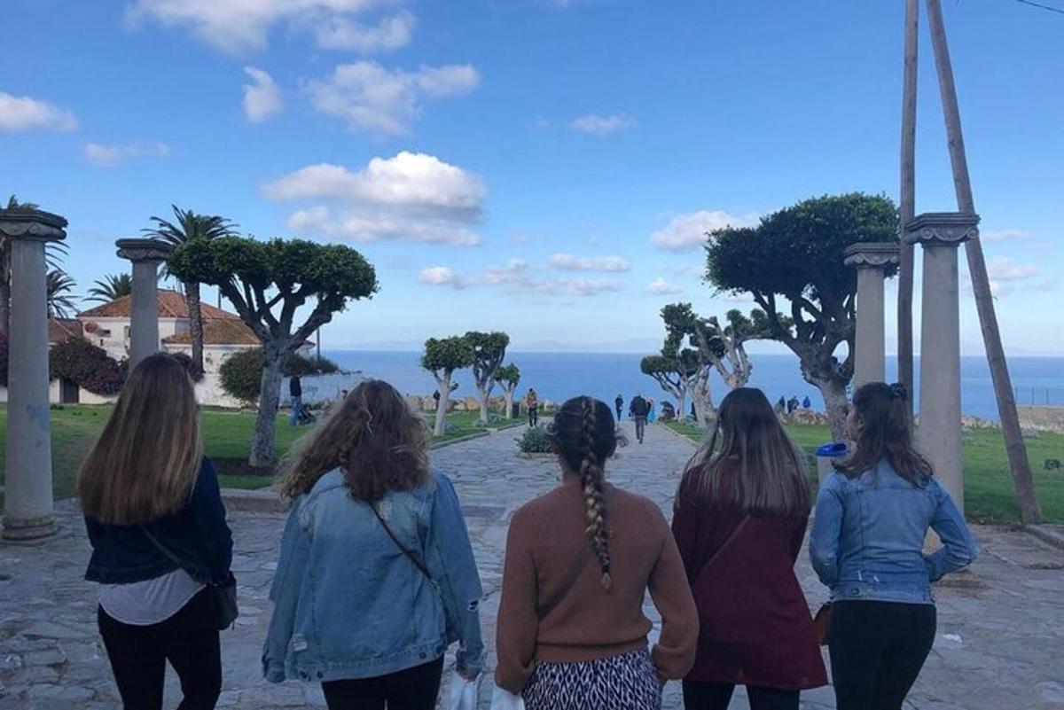 μια ομάδα γυναικών που περπατούν σε ένα μονοπάτι
