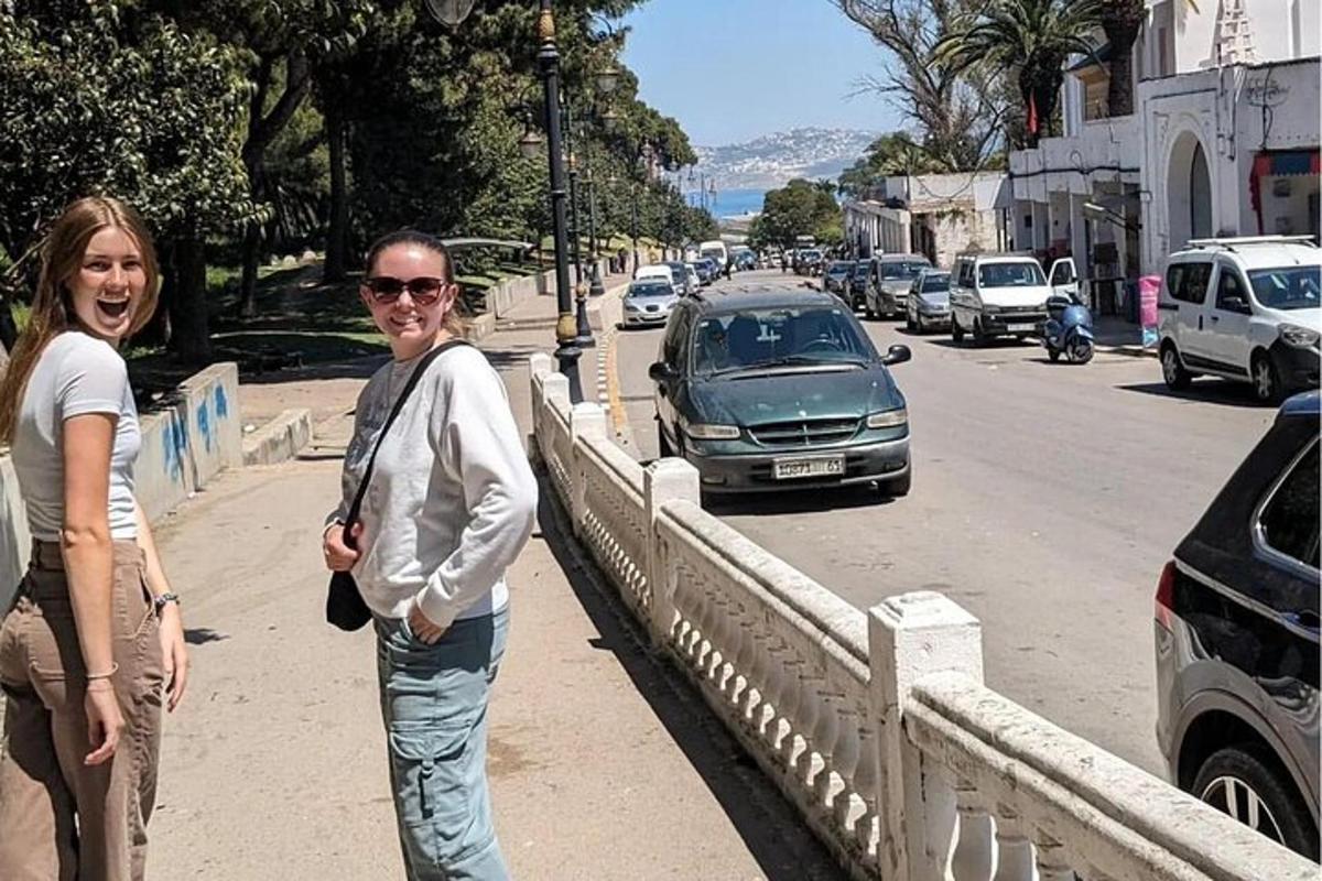 Δύο γυναίκες περπατούν σε ένα πεζοδρόμιο σε έναν δρόμο της πόλης
