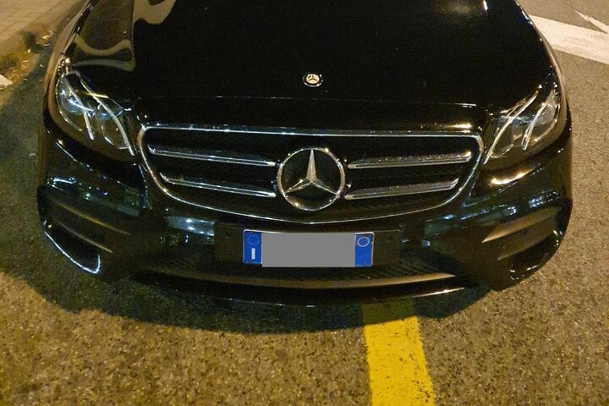 černé auto zaparkované na parkovišti