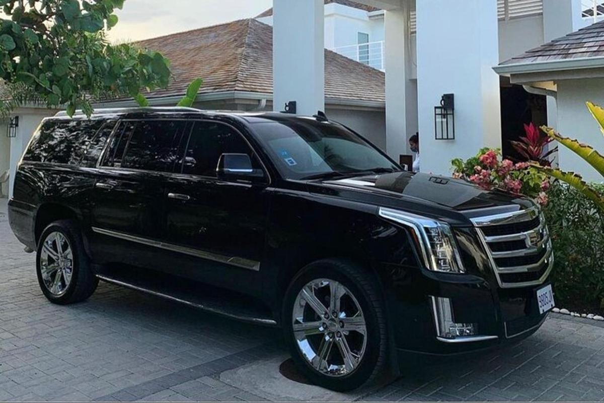 eine schwarze Limousine, die vor einem Haus geparkt ist