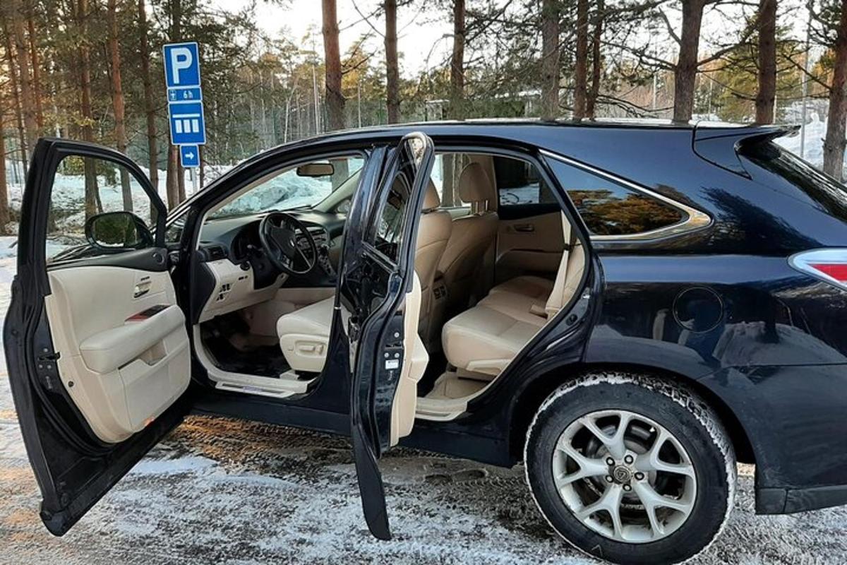černé auto s otevřenými dveřmi ve sněhu