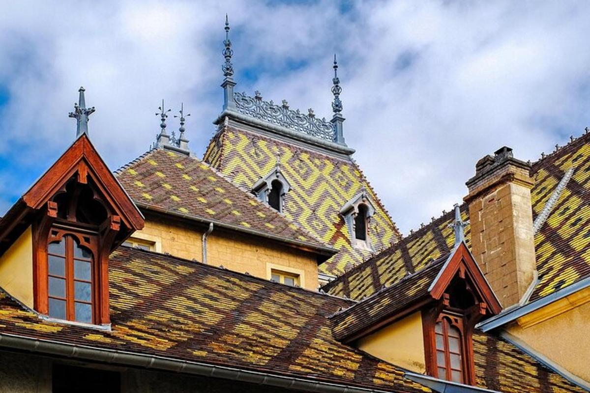 en kirke med et tag med kors ovenpå