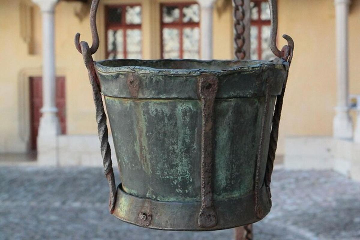 en gammel metalspand, der står på en stang