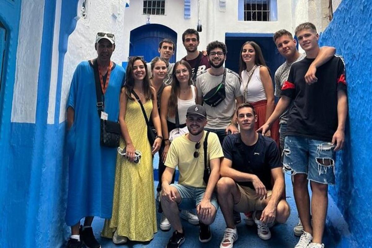 grupp inimesi, kes poseerivad pildi jaoks hoone ees