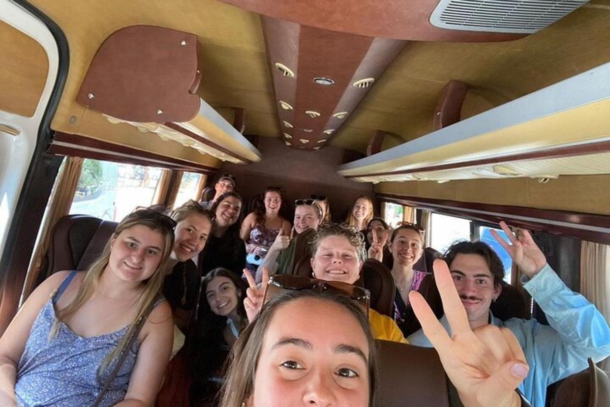 grupp inimesi istub bussis