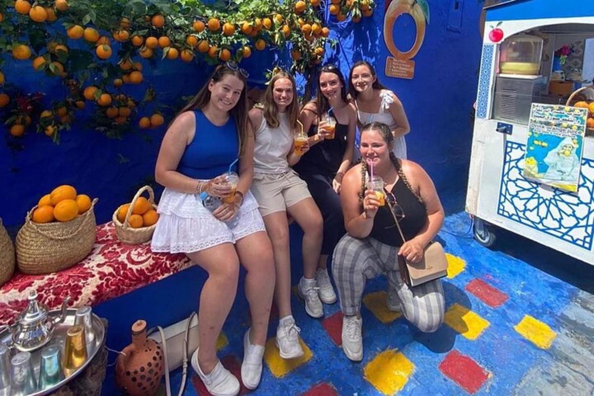 grupp naisi poseerib jookidega pildi jaoks