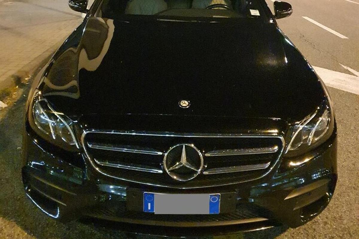 Egy Mercedes Benz autó parkol az utcán