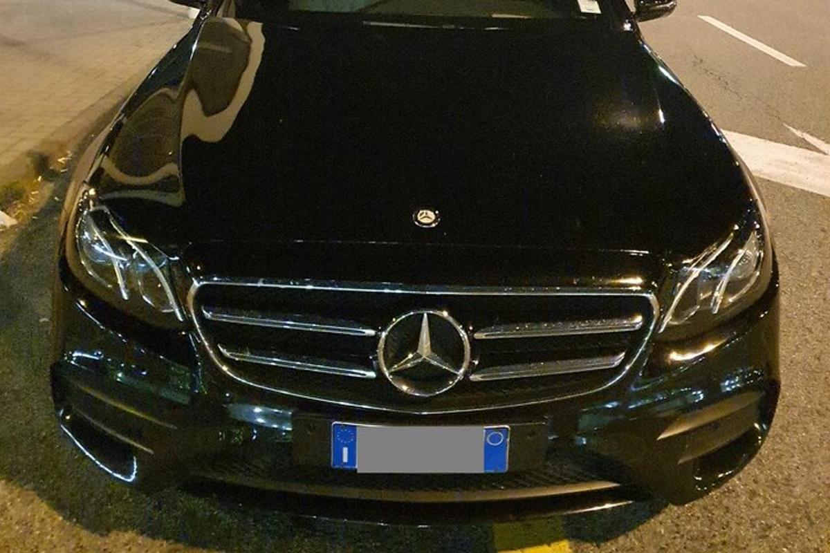 avtomobil mercedes benz parkiran na parkirišču