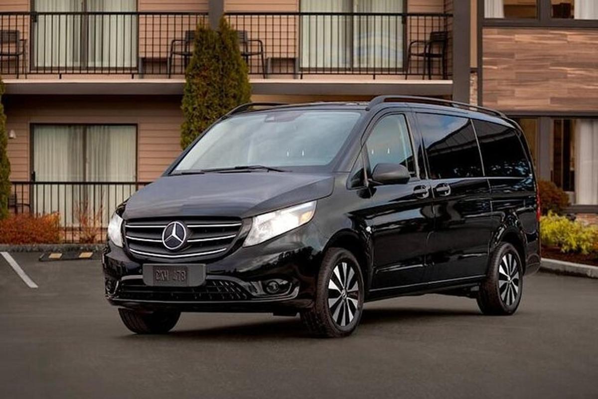 Černá dodávka Mercedes Benz zaparkovaná na parkovišti