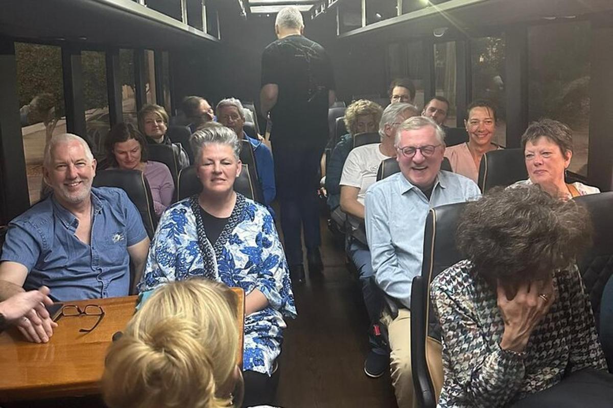 skupina lidí sedících kolem stolu