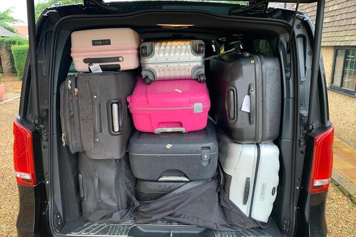 sebuah batang kereta terbuka yang diisi dengan bagasi