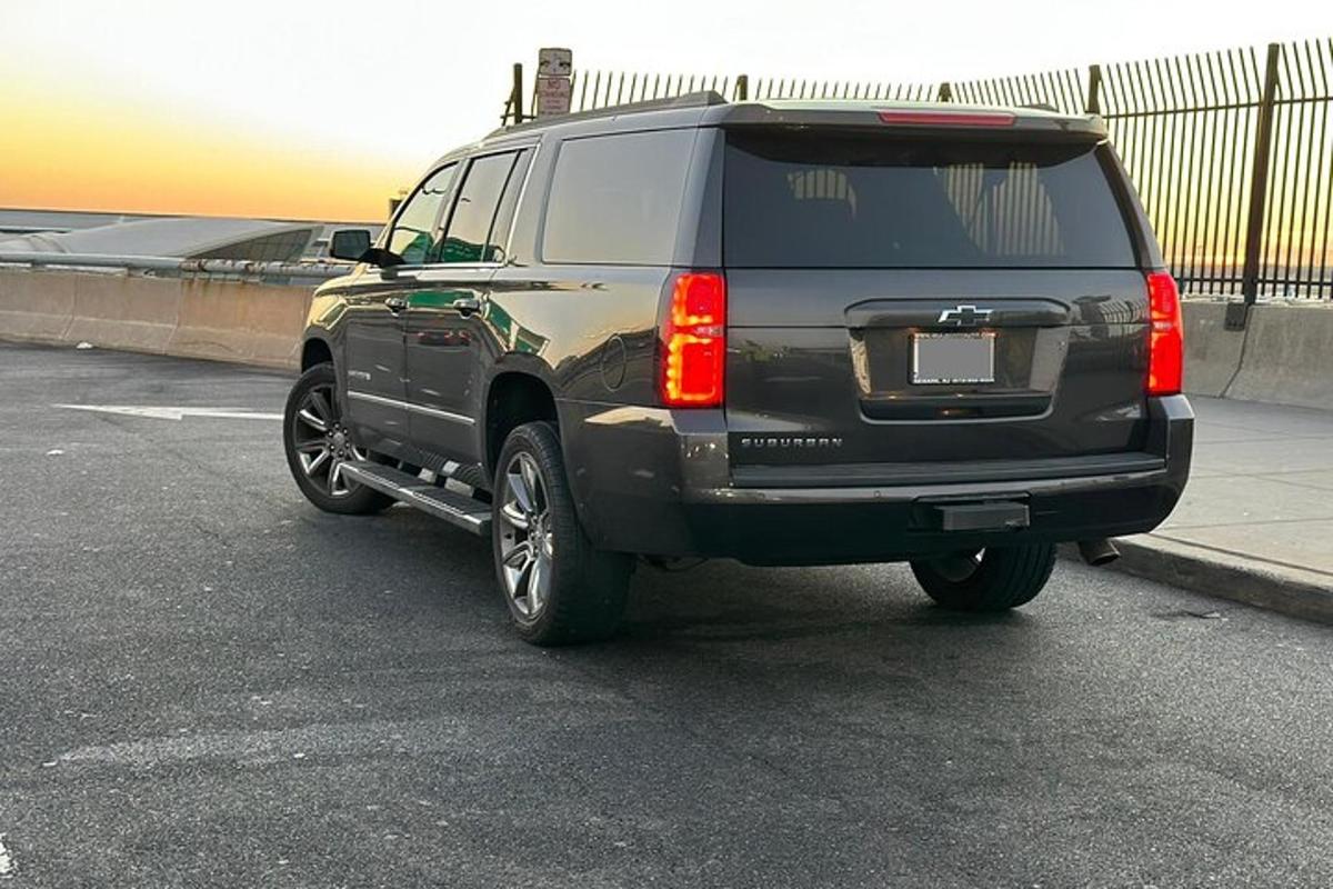 sebuah suv hitam diletakkan di tempat letak kereta