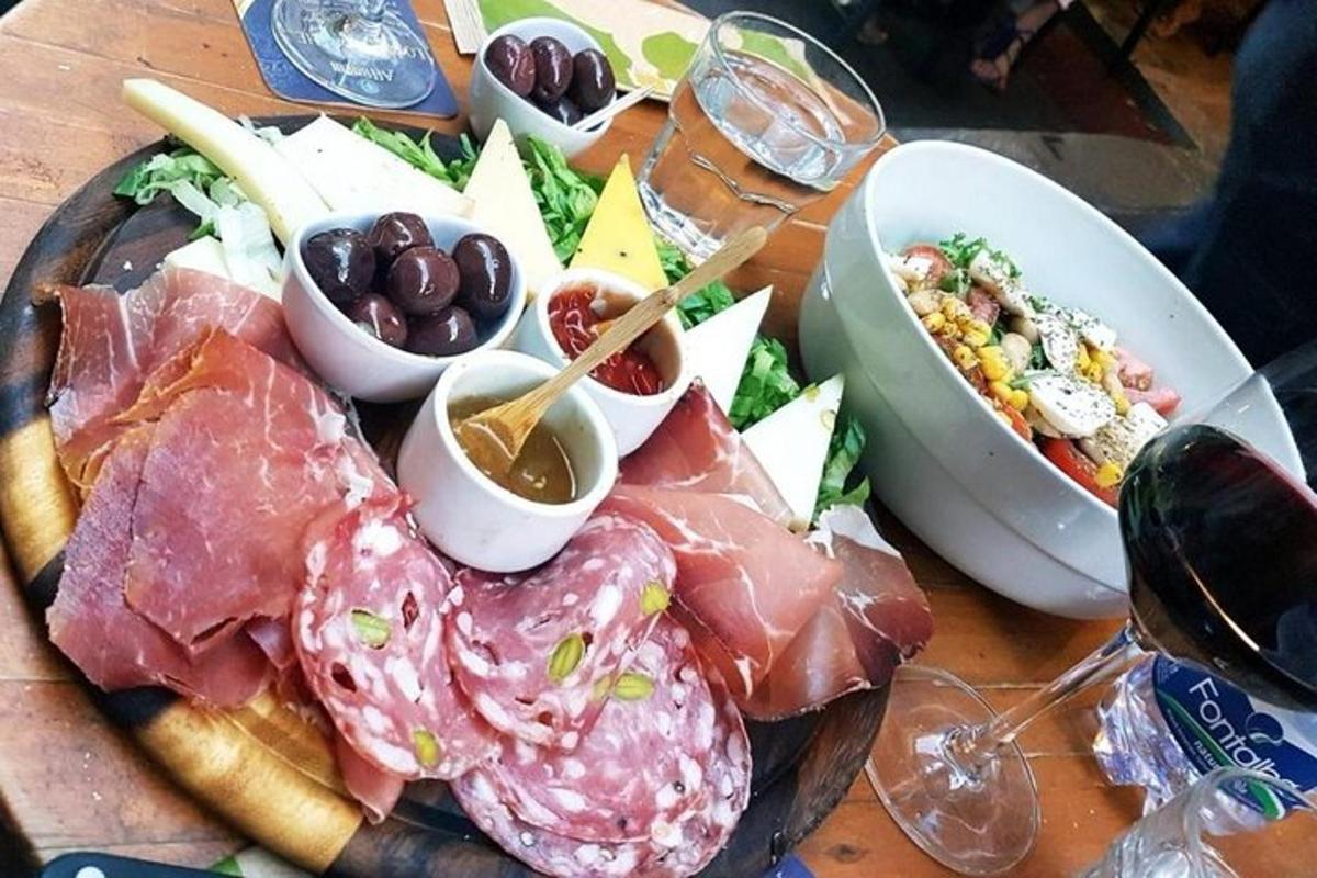 un piatto di cibo con carne e altri alimenti su un tavolo