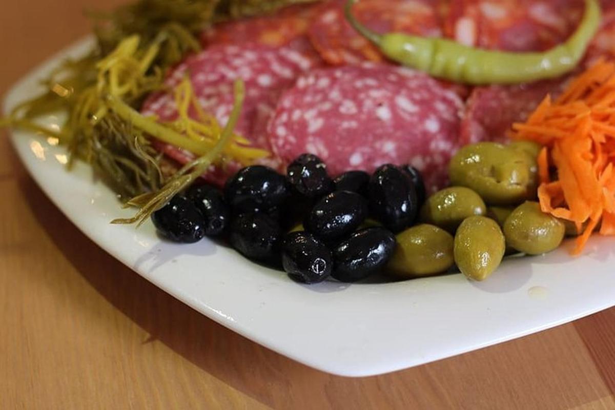 un piatto di frutta e verdura su un tavolo