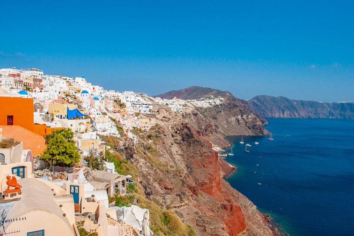 uma vista de uma vila em um penhasco com o oceano