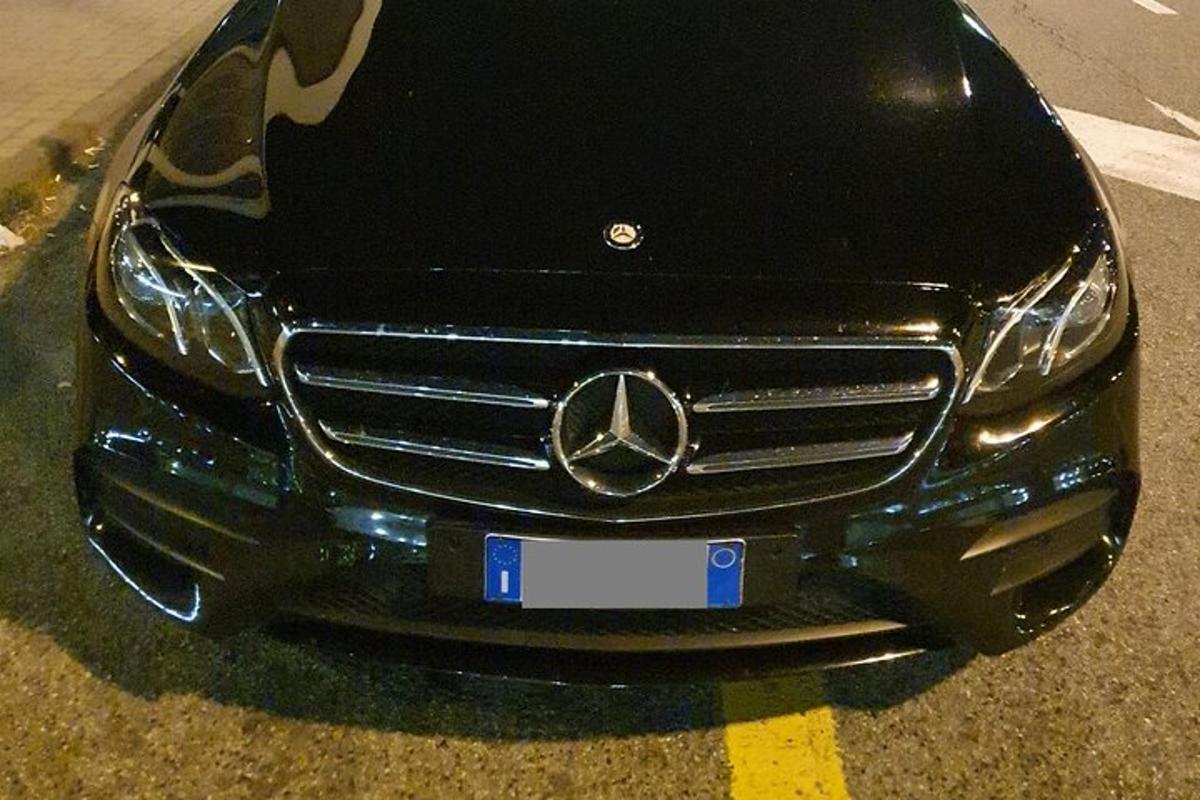 un'auto nera parcheggiata in un parcheggio
