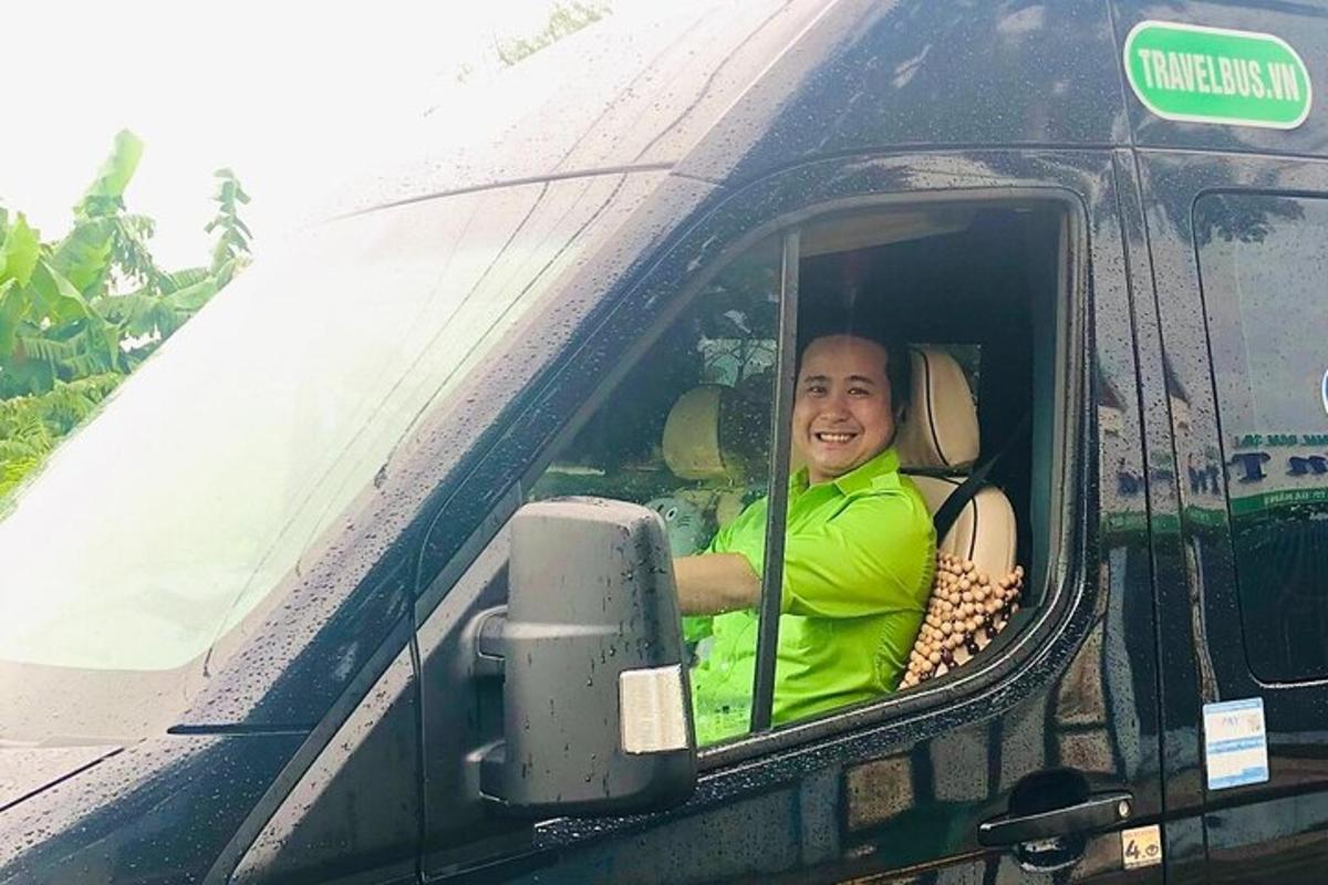 naine naeratab autos istudes