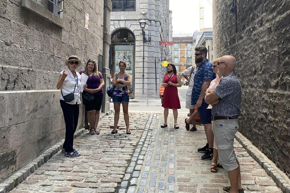 un grup de persones dempeus en un carreró