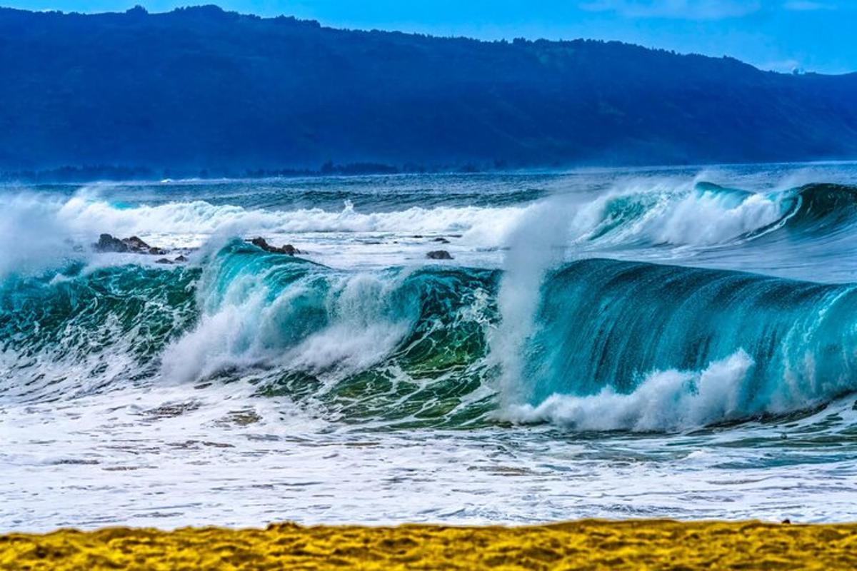 una gran onada a l'oceà prop d'una platja