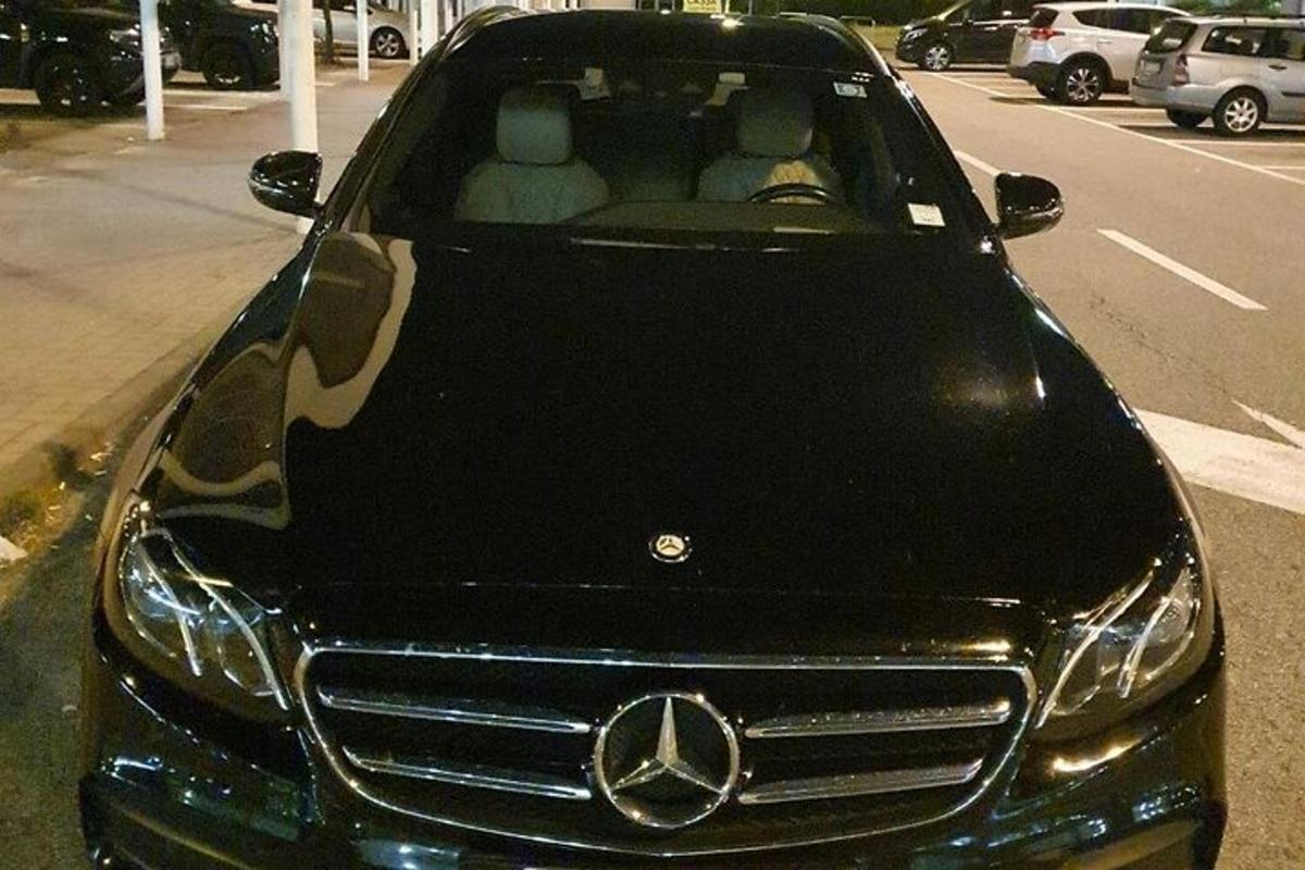 auto Mercedes Benz zaparkované na parkovišti