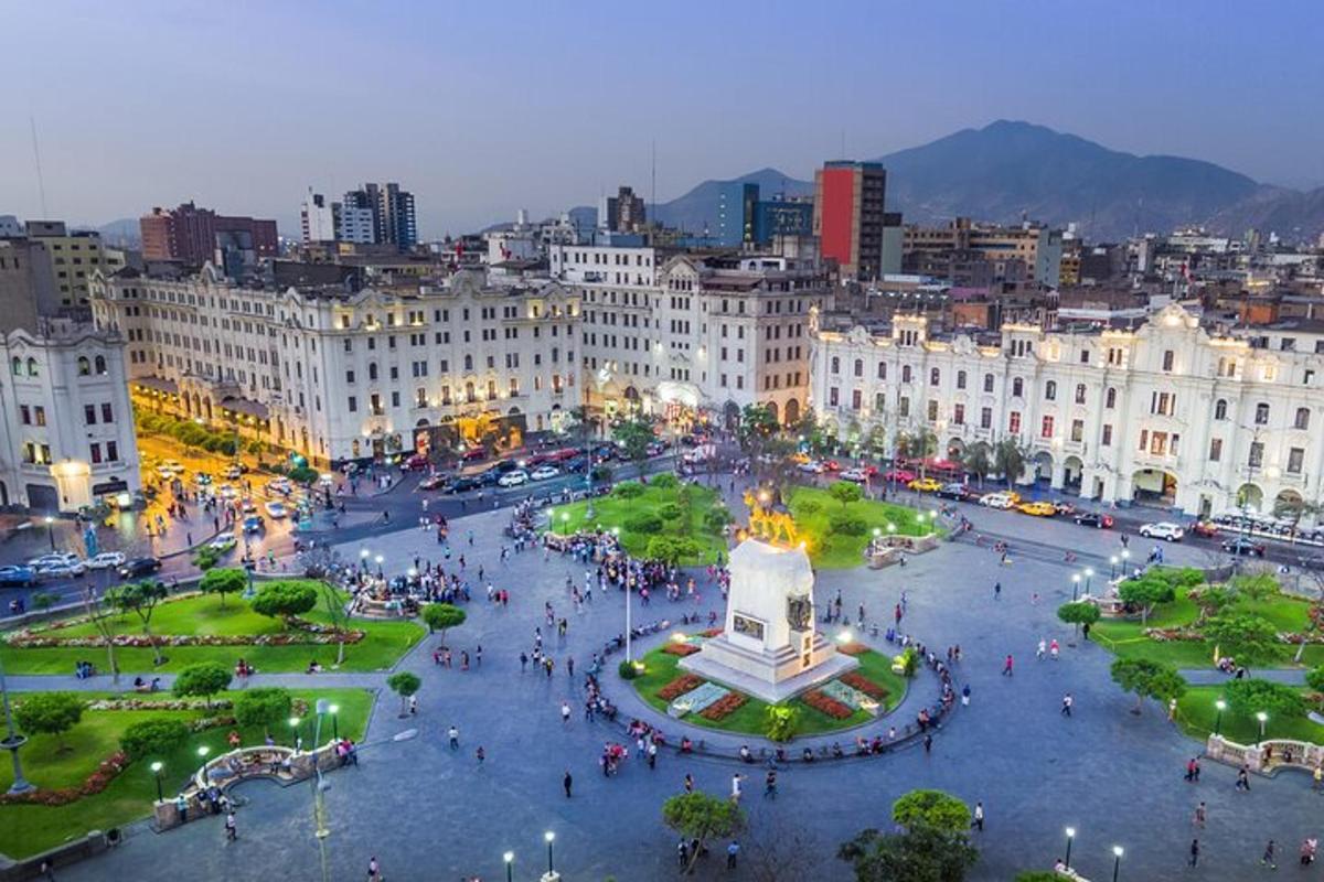 uma vista de uma cidade com uma fonte e edifícios