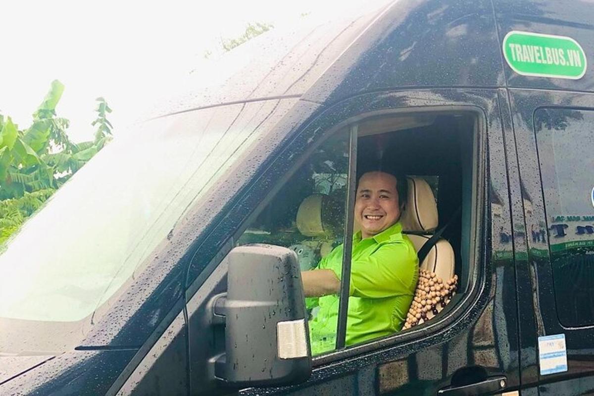 en kvinne som sitter i en bil og ser ut av vinduet