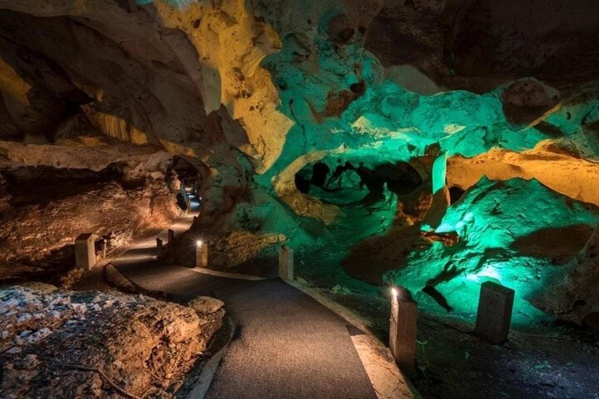 một hang động lớn có đèn xanh bên trong