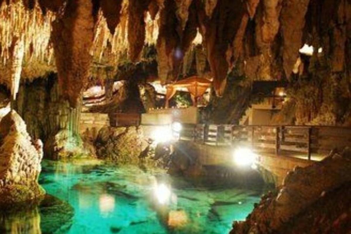 một hồ bơi trong hang động có đèn bên trong