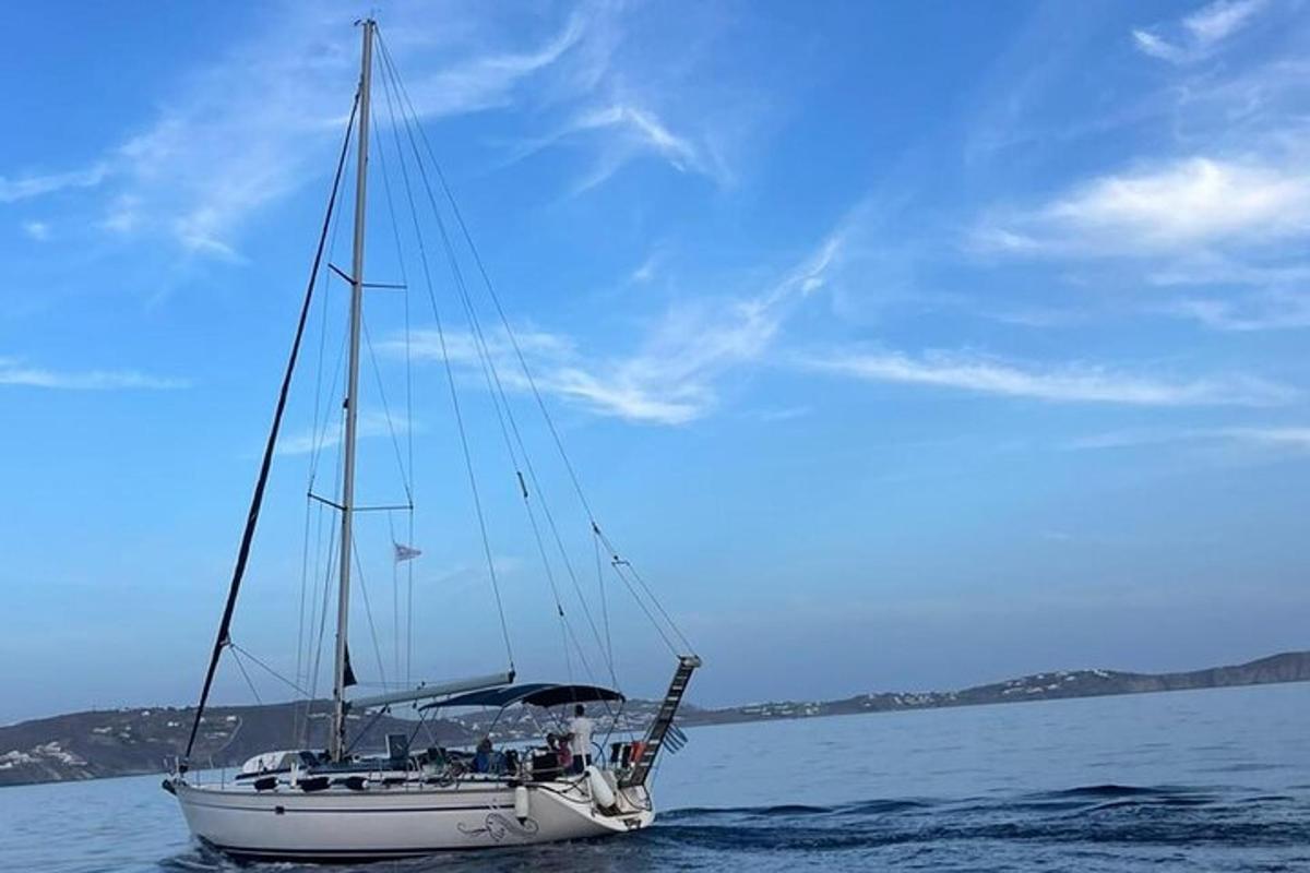Un barco blanco en el agua del océano.