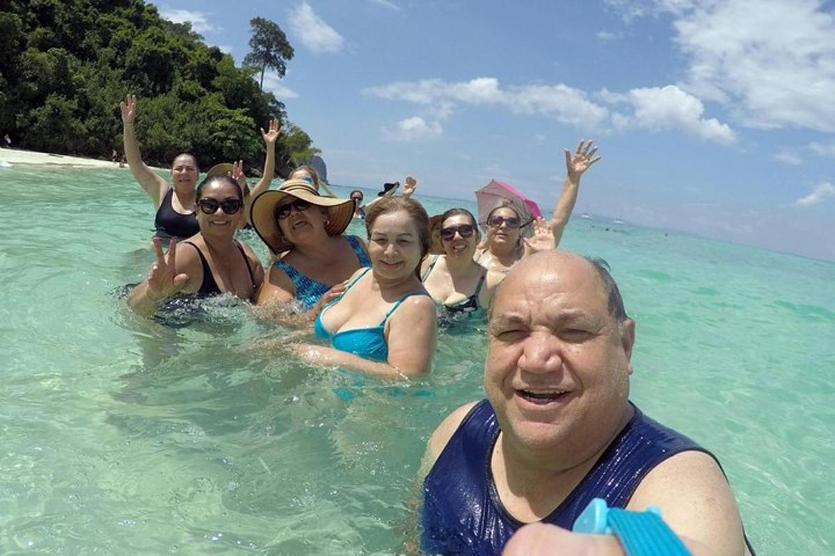 група людей у воді на пляжі