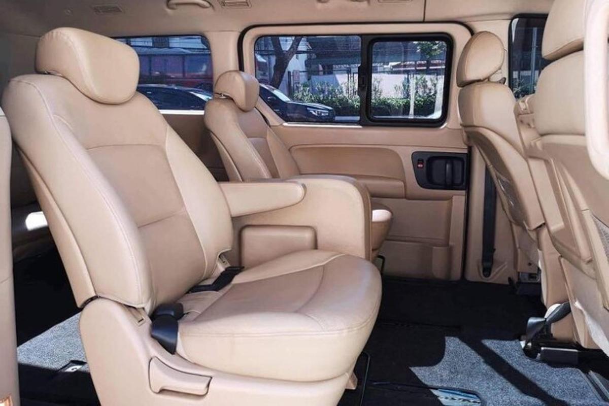 una vista de los asientos traseros de un coche