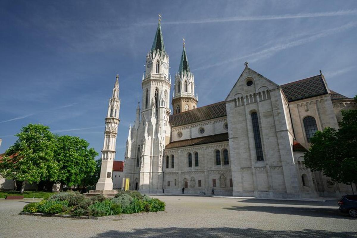 velká budova s věží a kostelem
