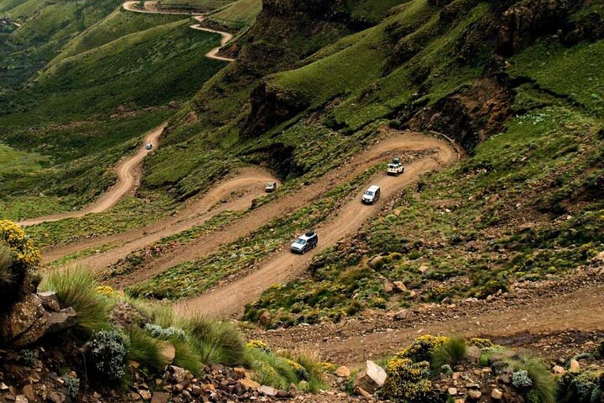 um grupo de carros em uma estrada sinuosa na montanha