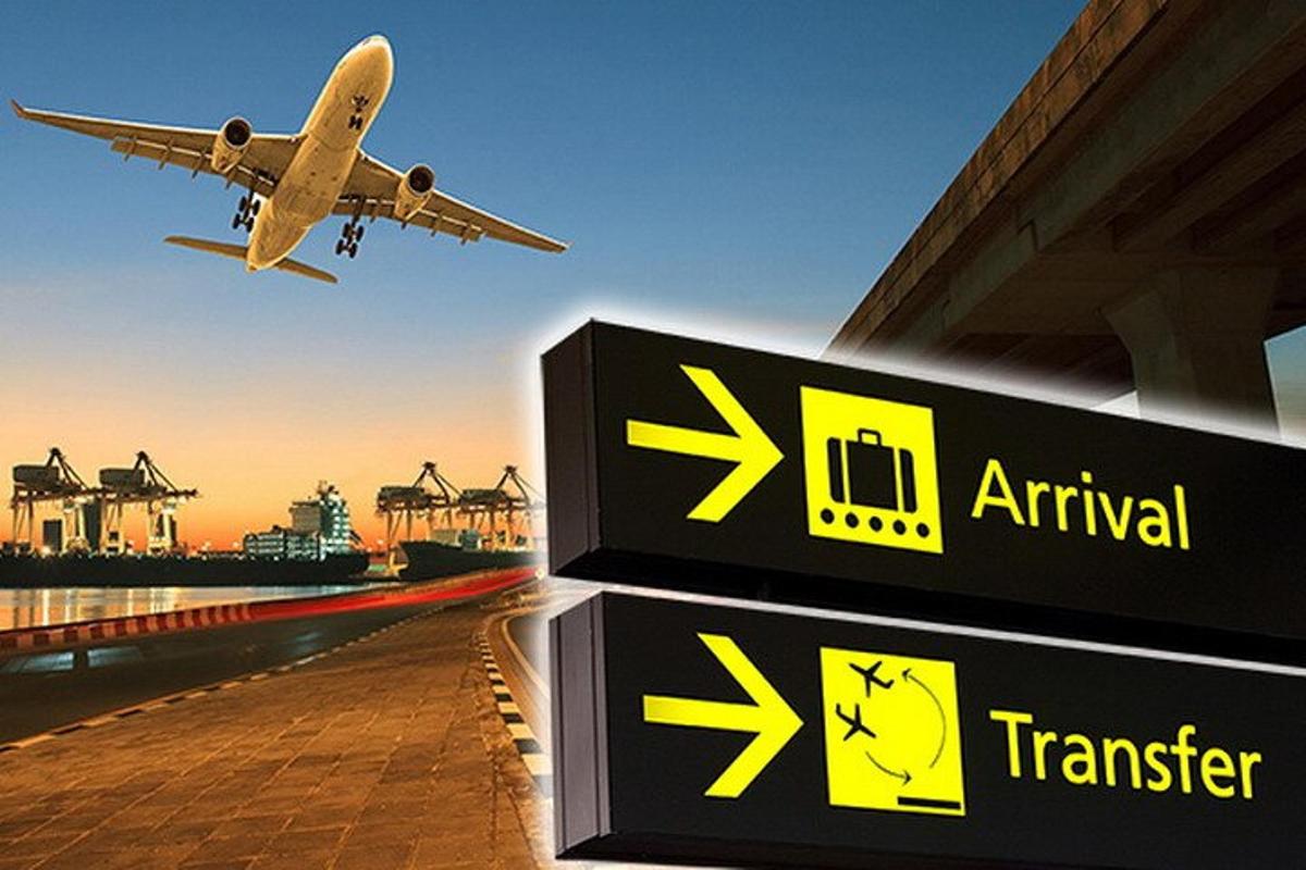 un aereo sta volando sopra un aeroporto con un cartello