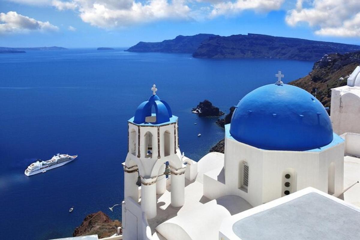 una chiesa con una cupola blu in cima all'oceano