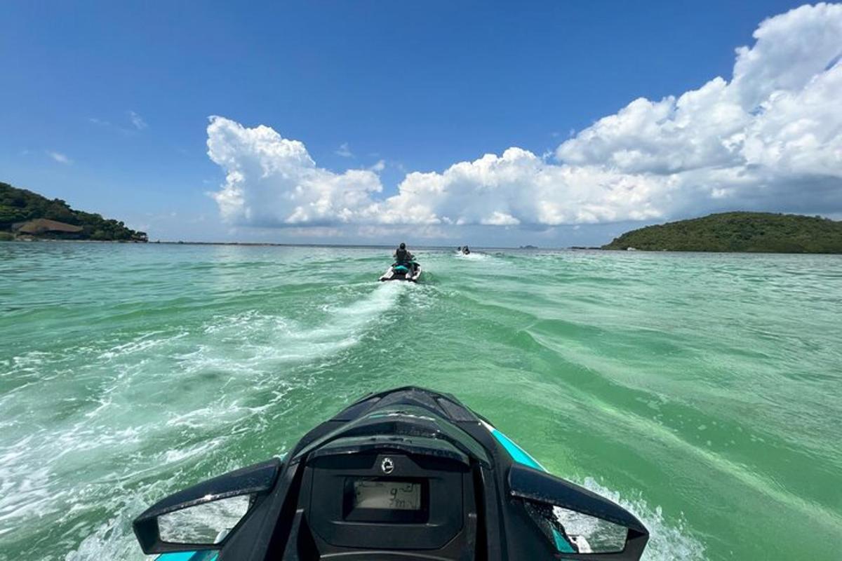 una persona su una moto d'acqua in acqua
