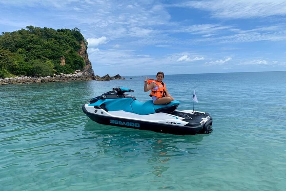 una donna seduta su una moto d'acqua in acqua