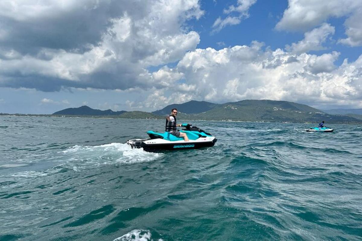 un uomo su una moto d'acqua in acqua