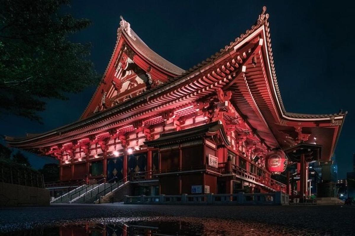 un edificio iluminado en rojo por la noche