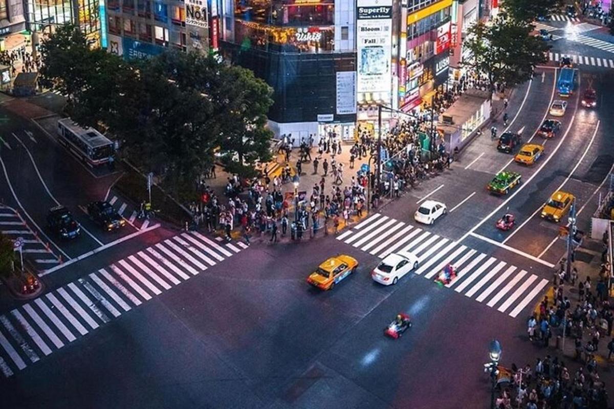 Una calle concurrida de la ciudad con coches y una multitud de personas.