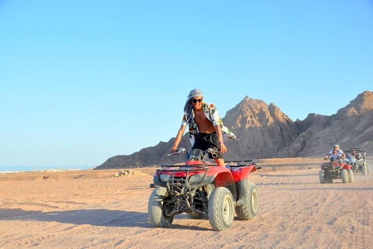 Un hombre que viajaba en un vehículo de cuatro ruedas en el desierto