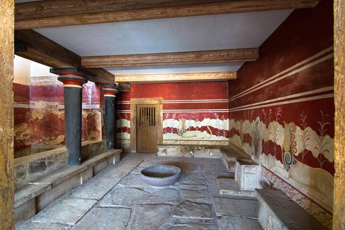 una stanza con un bagno nell'angolo di un edificio