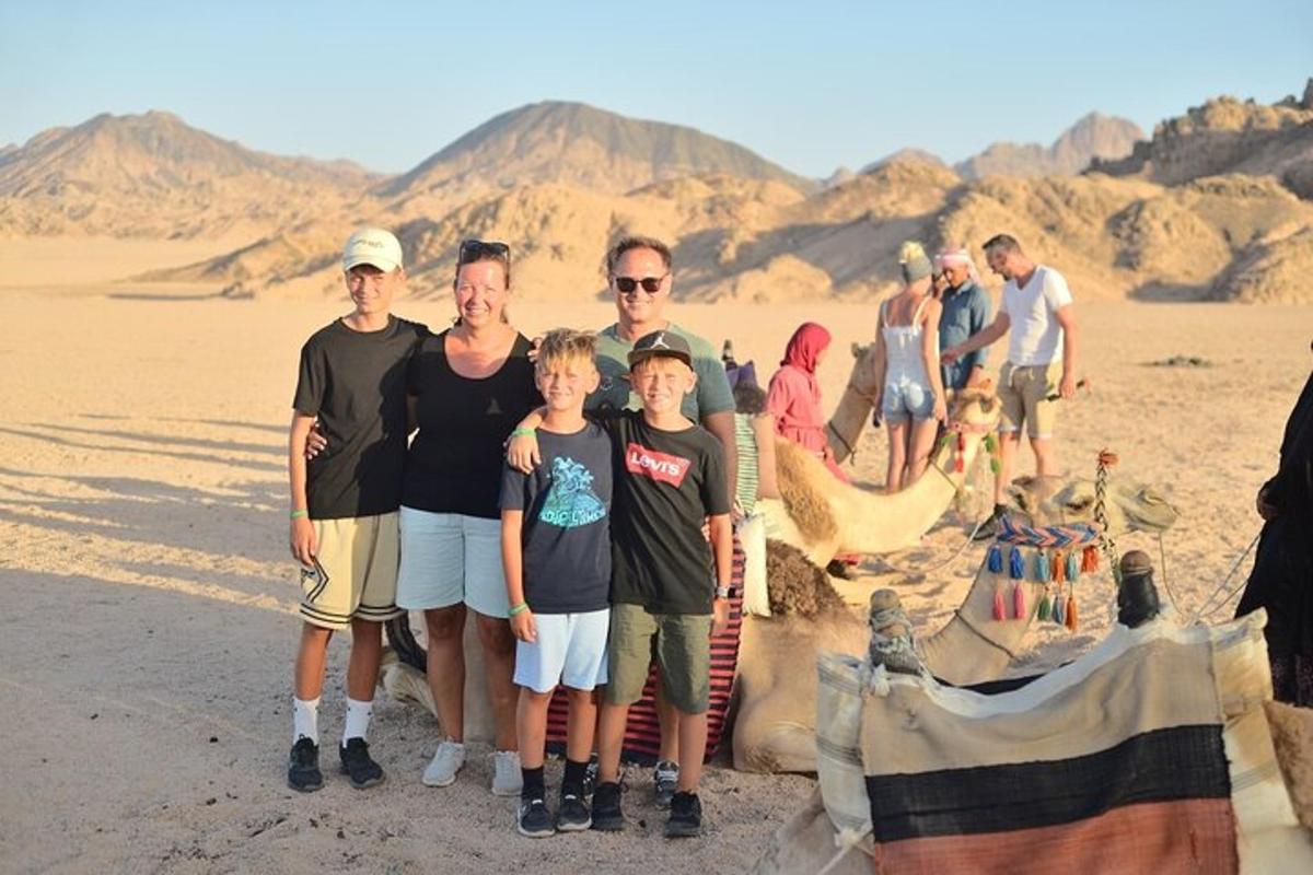 Un grupo de personas posando para una foto en el desierto.