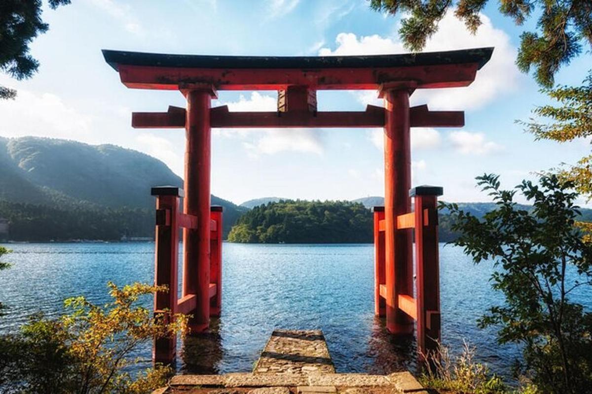 o poartă torii în mijlocul unui lac