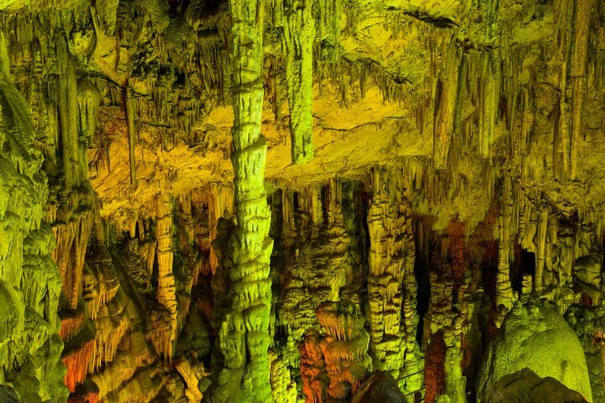 una grotta con vernice verde sulle pareti