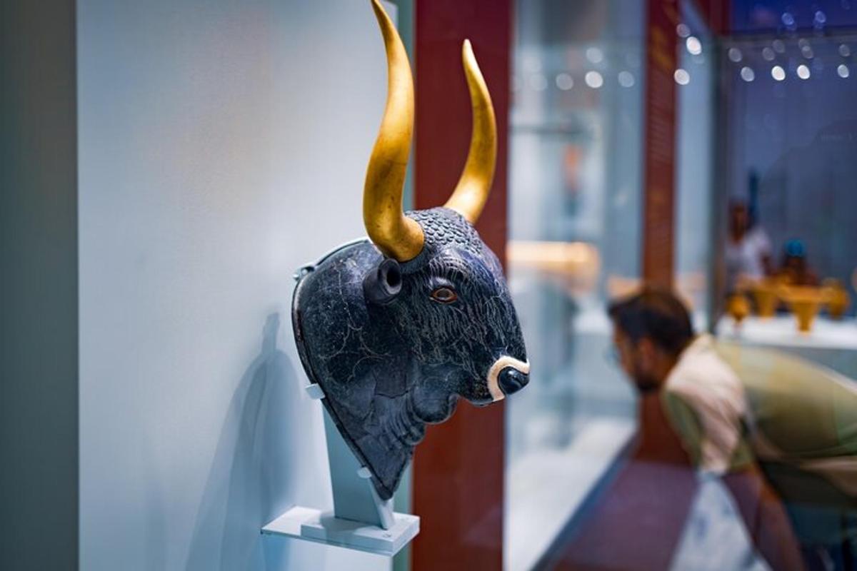 una statua di un toro con le corna su un muro