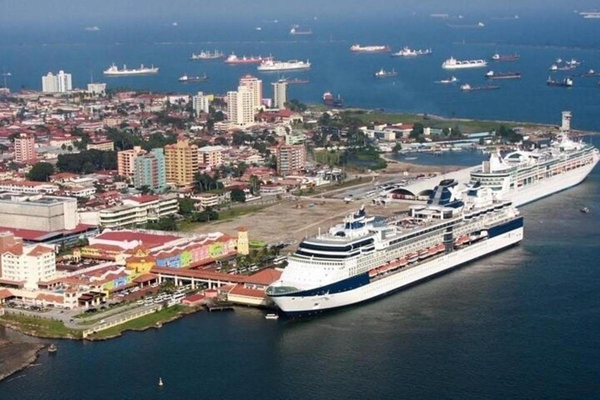 una grande nave da crociera è attraccata in un porto