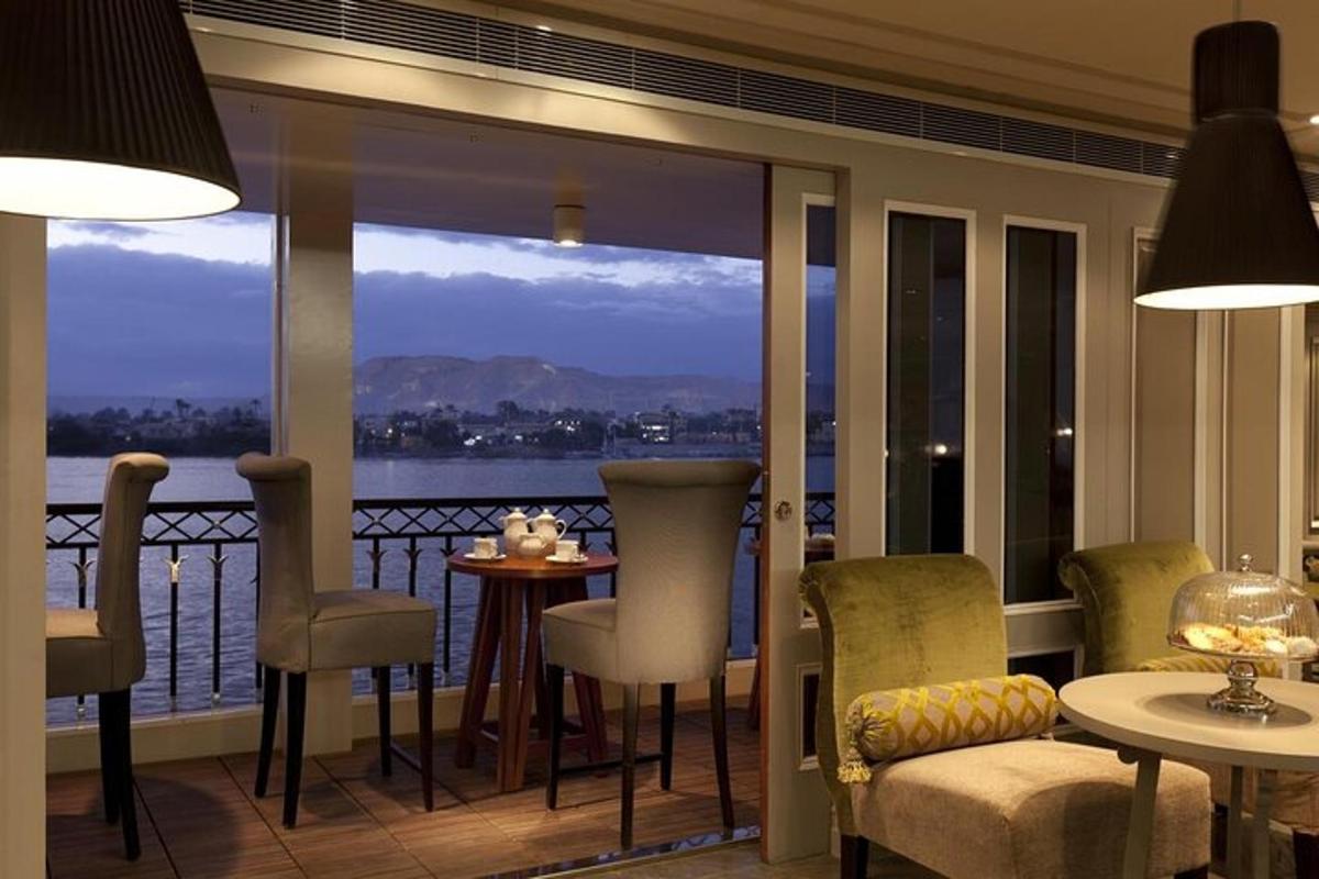 um quarto com varanda com vista para a água