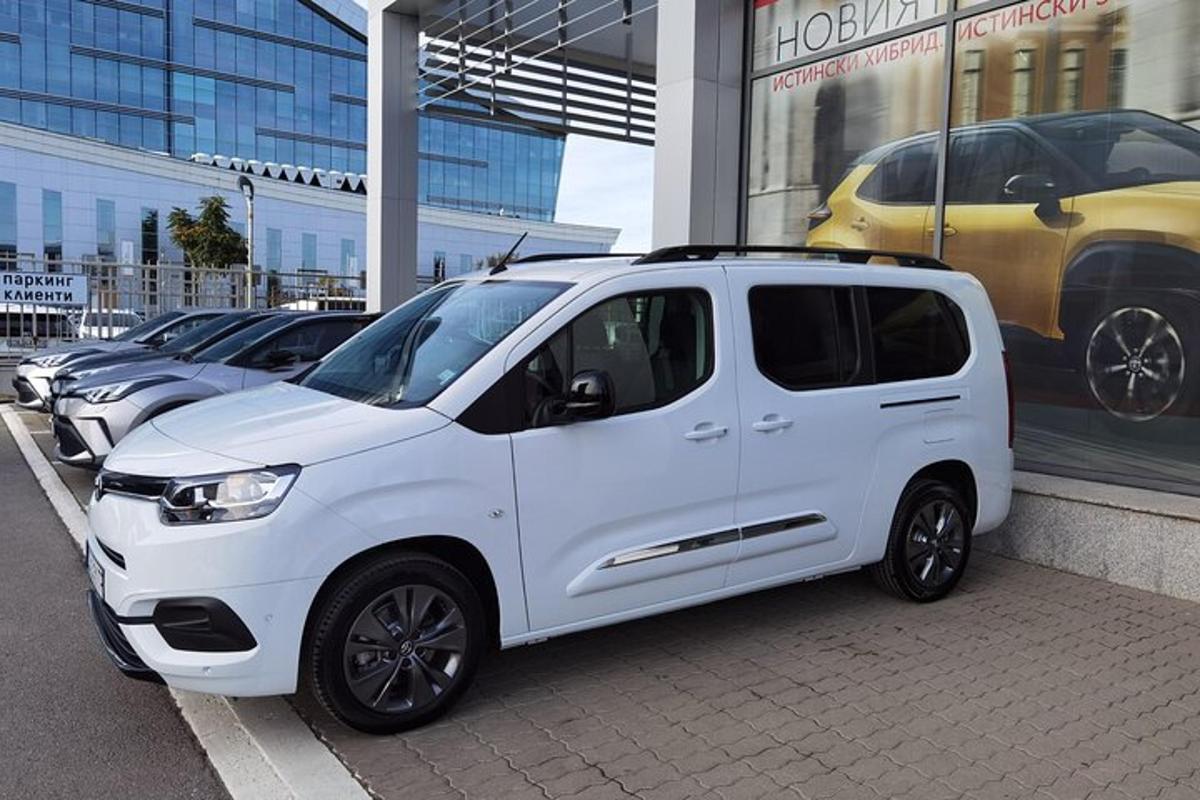 mobil putih diparkir di depan sebuah gedung