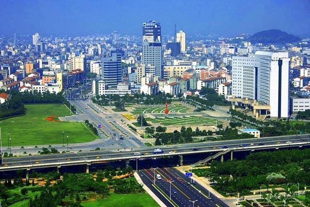 一座有桥梁和高速公路的城市景观